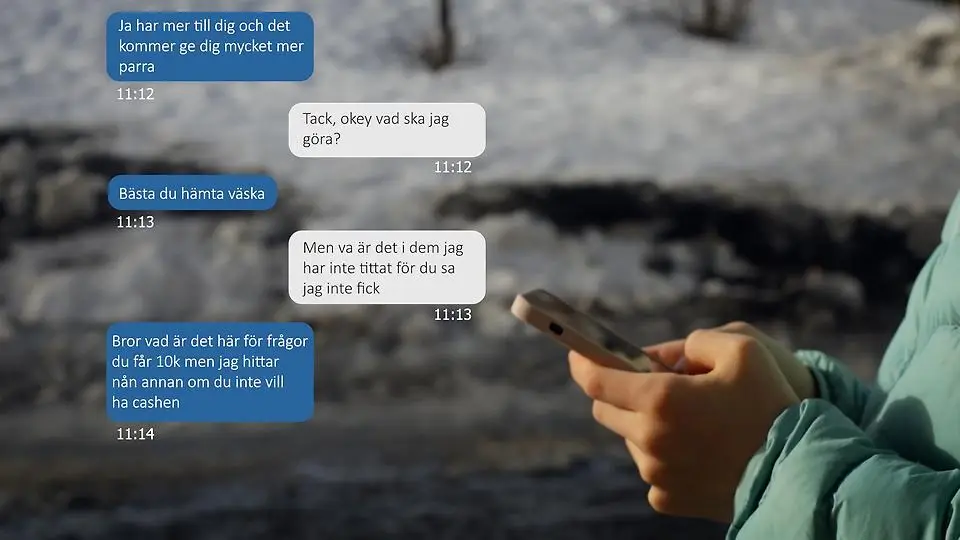Barn med mobiltelefon. Chattkonversation som tyder på kontakt med kriminalitet i grafik.