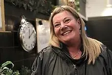 Kvinna ler mot kameran.
