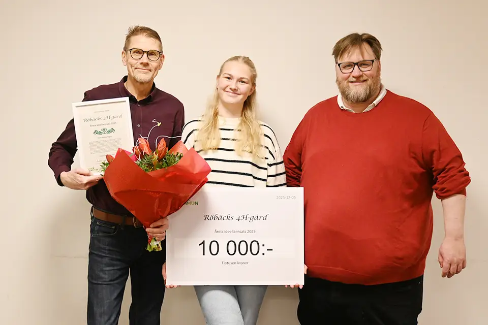 Från vänster: Per-olof Kekäläinen, vice ordförande och Alva Sjöstrom, sekreterare, Röbäcks 4H-gård och Andreas Lundgren, ordförande individ- och familjenämnden.