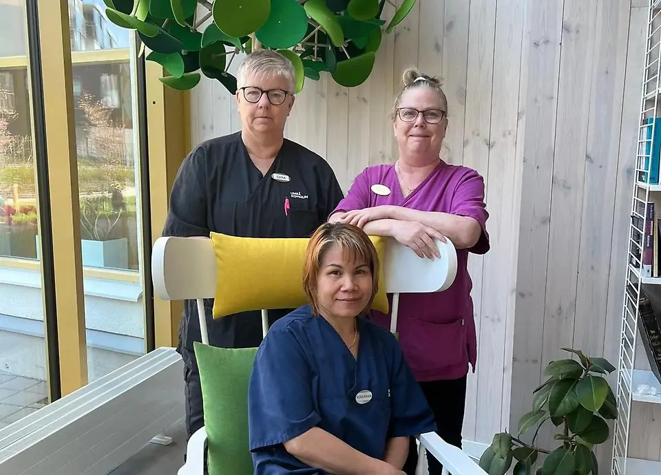 Kvalitetsundersköterskorna Sara, Louise och Songkran på Väst-Teg vård- och omsorgsboende.