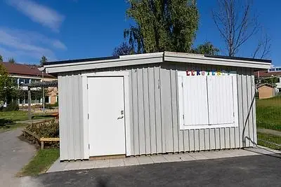 Två återbrukade förråd har byggts ihop och ska nu användas som lekotek.