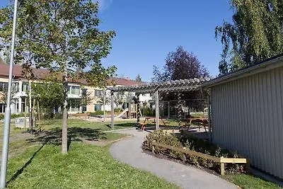 En pergola som tidigare stått vid en annan förskola har fått nytt liv på Sjöfruskolans skolgård.