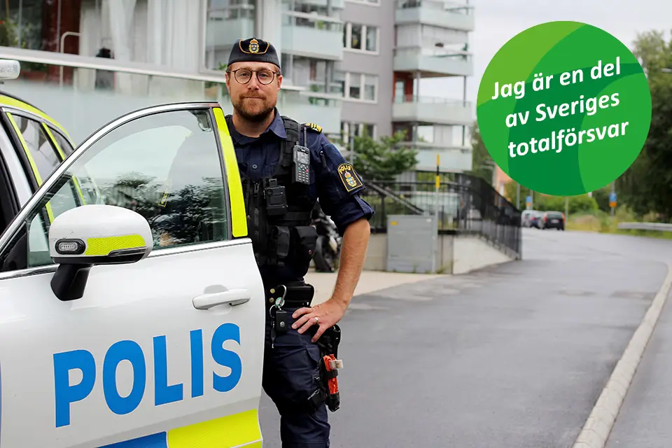 Joel, polisinspektör, vid polisbil, med text "Vi är en del av Sveriges totalförsvar".