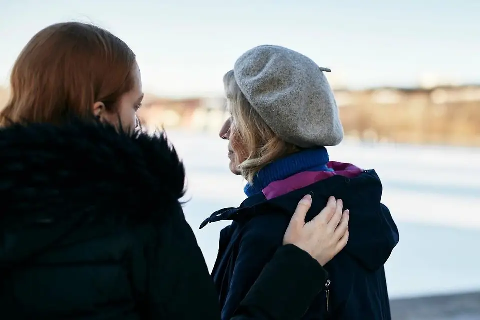 Två glada män bredvid varandra