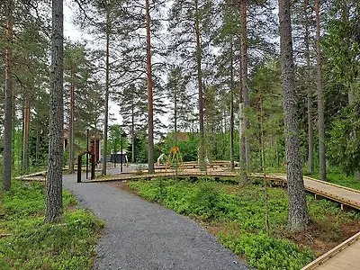 Vindlande träspång genom skogen vid lekplatsen i Ersmark.