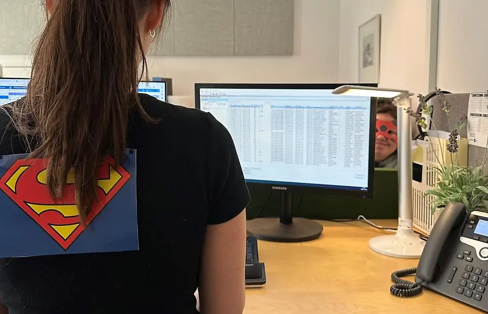 Stålmannen arbetar vid datorn